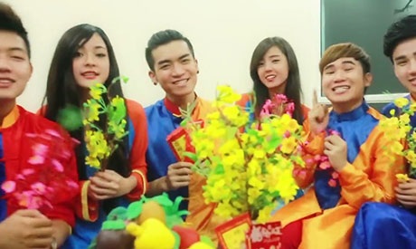 Những cô gái xinh đẹp, chàng trài bảnh bao trong nhóm làm phim BB&BG chúc Tết nhà nhà