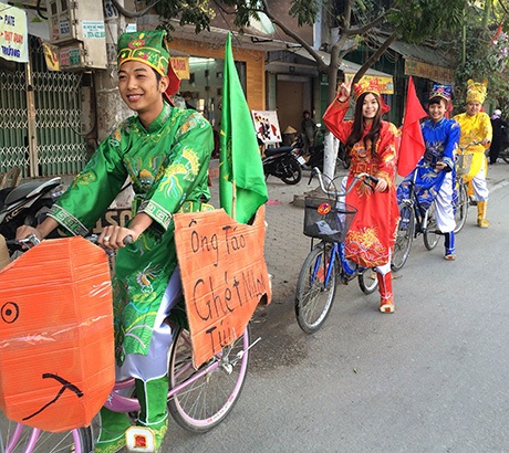 “Táo quân” đạp xe tuyên truyền “Thả cá không thả túi ni lông” - 1 “Táo quân” đạp xe tuyên truyền “Thả cá không thả túi ni lông”
