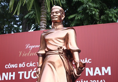 4 bức tượng nhìn ở cự li gần