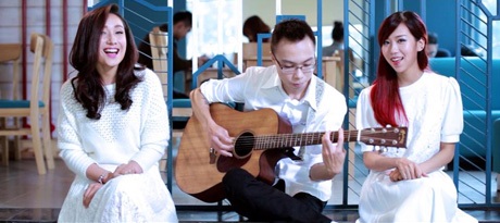 "Hot girl" thi nhau khoe giọng hát trong clip Valentine - 1 Hình ảnh trong clip của Anna Trương và Hằng Min