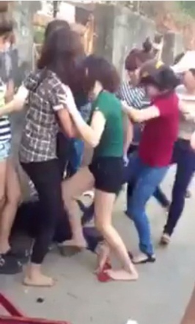 Clip thiếu nữ Biên Hoà đánh nhau dã man gây sốc - 1 5,6 cô gái trẻ lao vào đánh một người (Hình ảnh cắt từ clip)