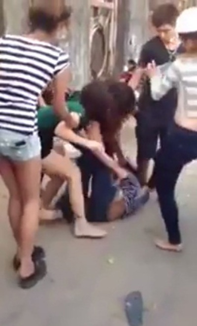 Clip thiếu nữ Biên Hoà đánh nhau dã man gây sốc - 2 Nạn nhân chỉ biết chịu trận, xung quanh hàng chục người đứng xem