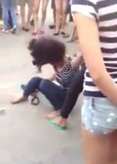 Clip thiếu nữ Biên Hoà đánh nhau dã man gây sốc - 3 Nạn nhân đầu bù tóc rối, được một vài người giúp đỡ sau khi cuộc ẩu đả kết thúc