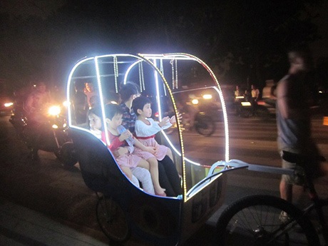 Một chiếc xe xích lô bằng đèn led khá bắt mắt