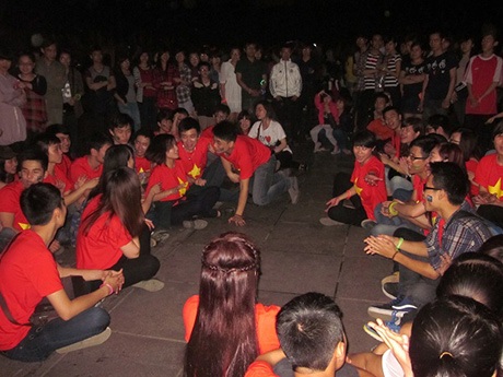 Các tình nguyện viên ca hát và tổ chức nhiều trò chơi thu hút nhiều người tham gia
