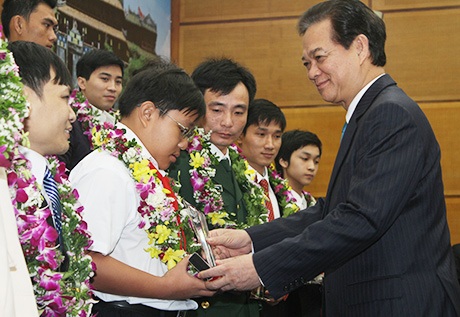 Thủ tướng Nguyễn Tấn Dũng trao giải cho 10 