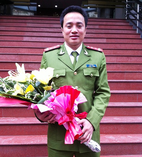 Đại uý CAND Mai Hoàng: Tôi không sợ tội phạm trả thù - 2 Anh Mai Hoàng nhận hoa của các nhà báo tại Hà Nội