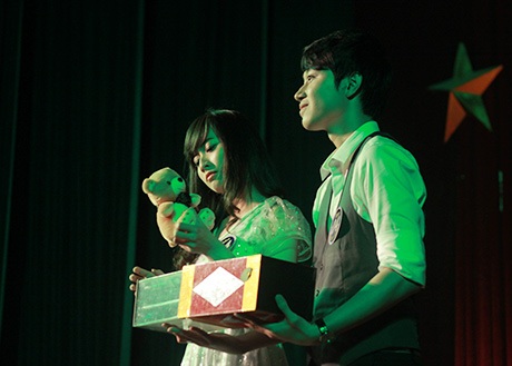 Nàng bị thu hút chú gấu bông bất ngờ xuất hiện trong chiếc hộp rỗng