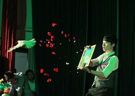 Huy Hoàng trổ tài ảo thuật biến chim bồ câu trong tranh thành chim thật