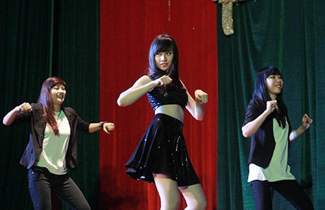 Nàng bị thu hút chú gấu bông bất ngờ xuất hiện trong chiếc hộp rỗng