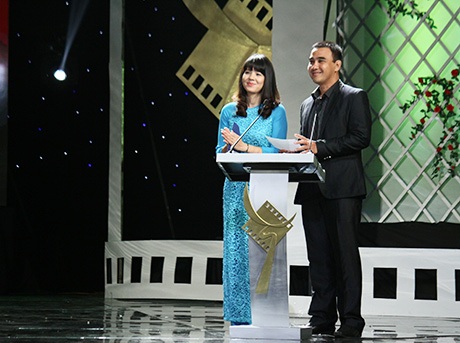 BTC Diễm Quỳnh và MC Quyền Linh công bố giải