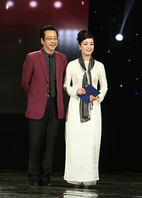Vợ chồng diễn viên Trương Ngọc Ánh - Bảo Sơn lên sân khấu công bố giải