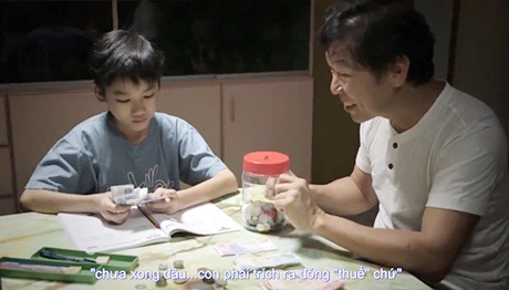 Clip món quà ý nghĩa của cha nghèo khiến dân mạng xúc động - 1 Người cha đã tặng cho con trai món quà quý giá là những bài học làm người (Ảnh chụp từ clip)