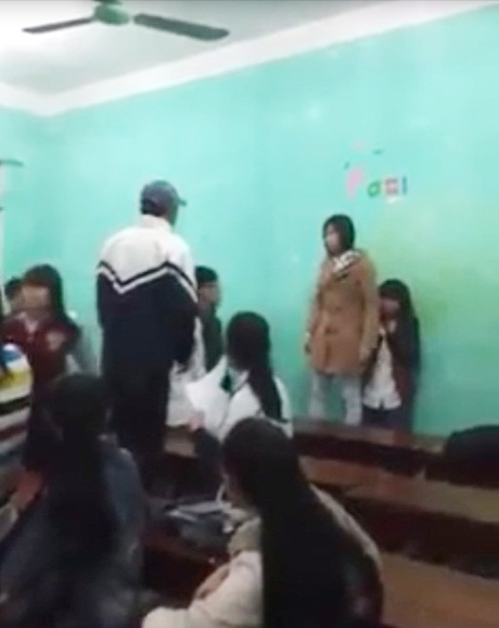 Xôn xao clip nam sinh hung bạo đánh bạn nữ trong lớp - 5 Một cô gái đã dũng cảm đứng lên bảo vệ bạn