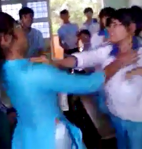 Nữ sinh đánh bạn, doạ lột đồ, nam sinh đứng ngoài... cổ vũ - 2 Nữ sinh đánh bạn trong lớp học, trước sự chứng kiến của các bạn (Ảnh chụp màn hình)
