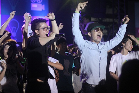 Các ca sĩ trẻ khuấy động chương trình trong giờ Tắt đèn