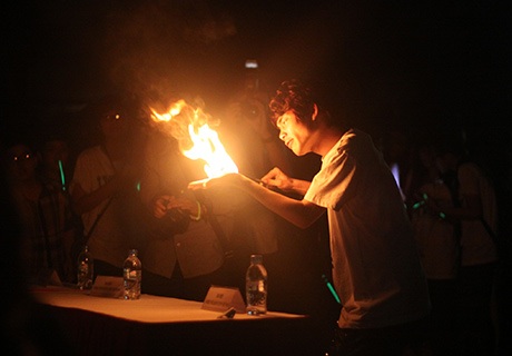 Các tiết mục ảo thuật, hội chợ đồ handmade, vẽ henna tatoo cũng diễn ra trong Giờ Trái đất