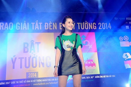 Sân khấu được giảm thiểu ánh sáng tối đa nhằm tiết kiệm năng lượng, bảo vệ môi trường