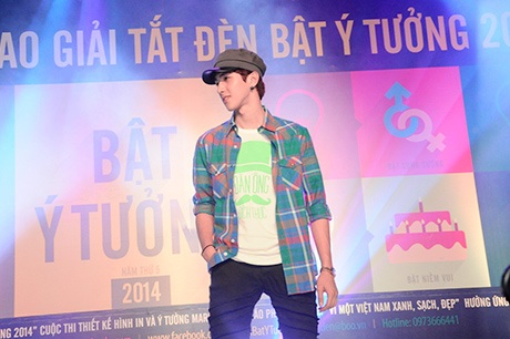 Bình An diện một chiếc áo mang thông điệp: đàn ông đích thực bảo vệ màu xanh