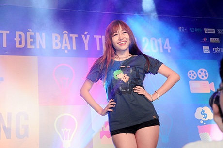 Thành viên St.319 với chiếc áo: đừng làm ô nhiễm môi trường sống của bạn