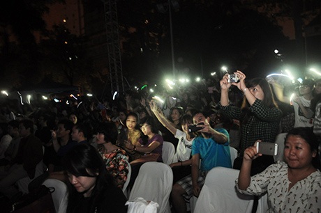 Hot girl Hà Min mặc chiếc áo kêu gọi không chặt phá rừng, bảo vệ muông thú