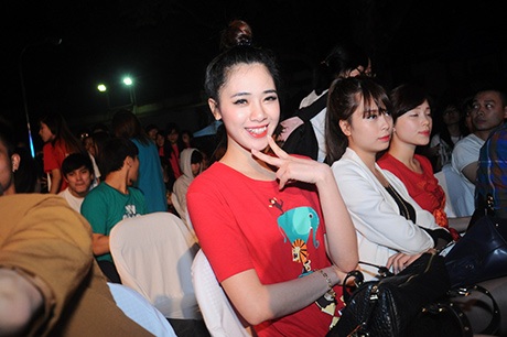 Hot girl Hà Min mặc chiếc áo kêu gọi không chặt phá rừng, bảo vệ muông thú