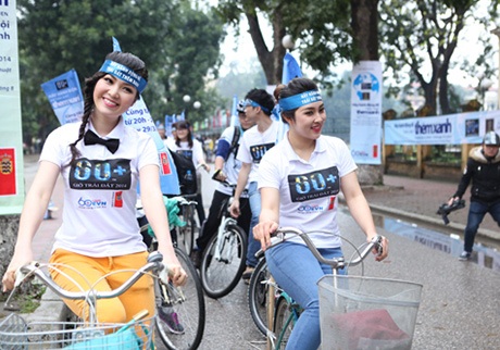 Á hậu Thuỵ Vân, ca sĩ Bảo Trâm đạp xe phát động Giờ Trái đất - 1 Á hậu Thuỵ Vân và ca sĩ Bảo Trâm đạp xe phát động chiến dịch