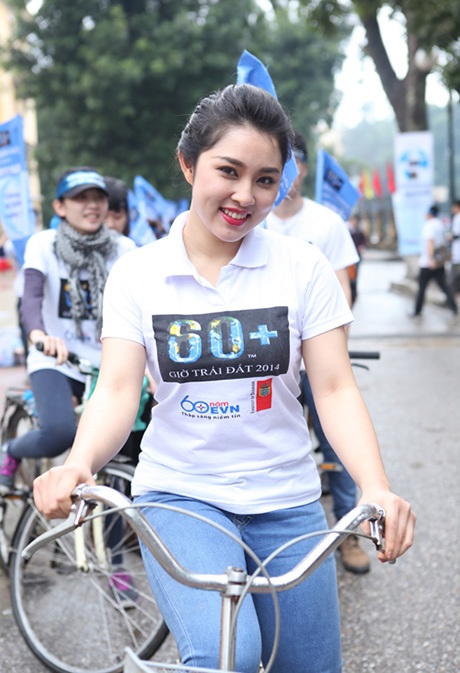 Á hậu Thuỵ Vân, ca sĩ Bảo Trâm đạp xe phát động Giờ Trái đất - 2 Ca sĩ Bảo Trâm