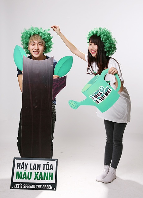 Quỳnh Anh Shyn và Bê Trần tinh nghịch với đạo cụ cây xanh