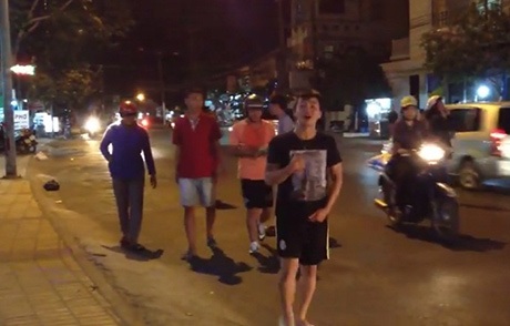 Ấm lòng clip bạn trẻ giúp nhặt tiền, trả lại người đánh rơi - 2 Chàng trai tự hào vì không hôi của