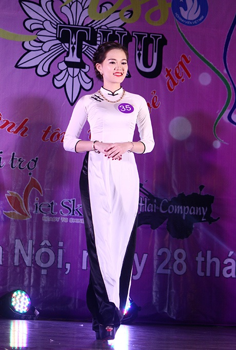 Các thí sinh duyên dáng trong trang phục dân tộc