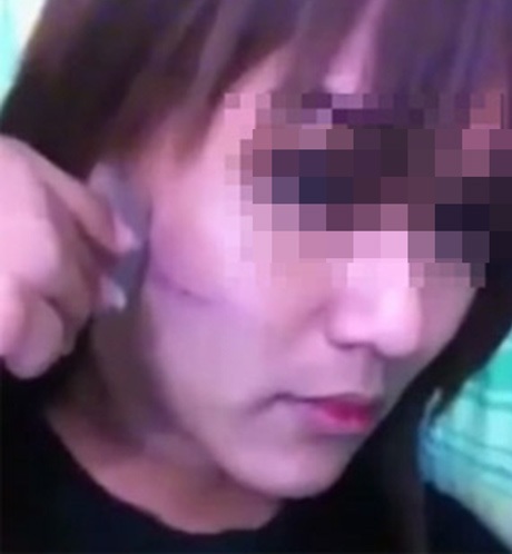 Dân mạng bóc mẽ clip "rạch mặt" kinh dị của thiếu nữ - 1 Clip cô gái trẻ dùng dao lam rạch mặt gây xôn xao dư luận (Ảnh chụp màn hình)