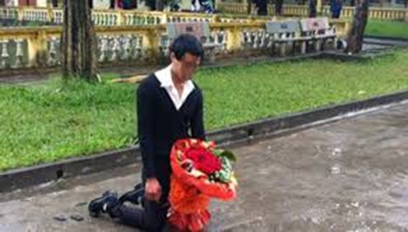 Những pha tỏ tình "khó đỡ" khiến dân mạng "hoảng hồn" - 1 Chàng trai quỳ gối đợi bạn gái ở sân trường ĐH Sân khấu điện ảnh Hà Nội