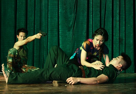 Thuý Hằng vào vai chị Võ Thị Sáu bị giặc đe doạ