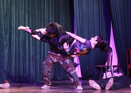 Nữ sinh thuý Hằng diễn võ như phim hành động