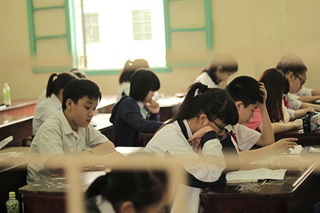 Các em học sinh nghiêm túc làm bài