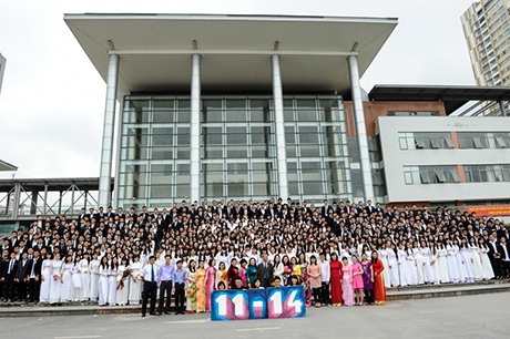 Toàn khối 12 trường Ams chụp ảnh lưu niệm nhân Ngày hội áo dài