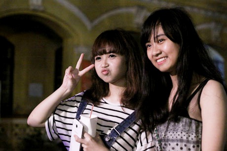 Mờ Naive chụp ảnh cùng các bạn trường Phan Đình Phùng