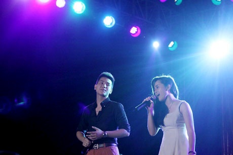 Nữ sinh xúng xính váy áo dự prom.