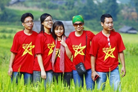 Chiếc áo lấy cảm hứng từ lá cờ được các bạn trẻ biến tấu sinh động (Ảnh Facebook)