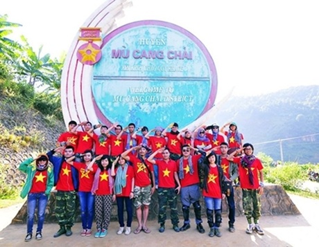 Áo cờ đỏ sao vàng, hành trang không thể thiếu của dân phượt