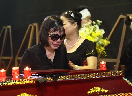 NSƯT Hương Dung khóc thương tiễn biệt