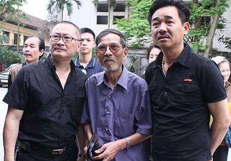 Nghệ sỹ Trần Hạnh đến viếng bạn