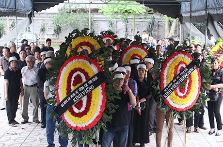 Đoàn người nối dài lặng lẽ vào viếng