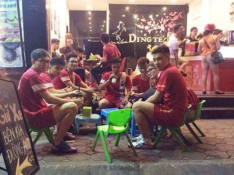 Người trẻ mang trào lưu trà sữa quay trở lại Việt Nam - 3 Một nhóm khách hàng thân thiết của Ding Tea