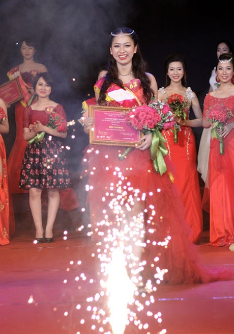 Hoa khôi Nguyễn Trường Xuân nở nụ cười hạnh phúc