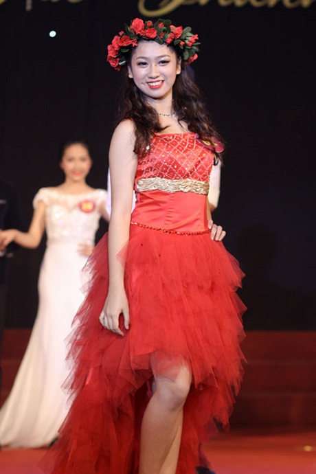 Trường Xuân trình diễn trang phục dạ hội