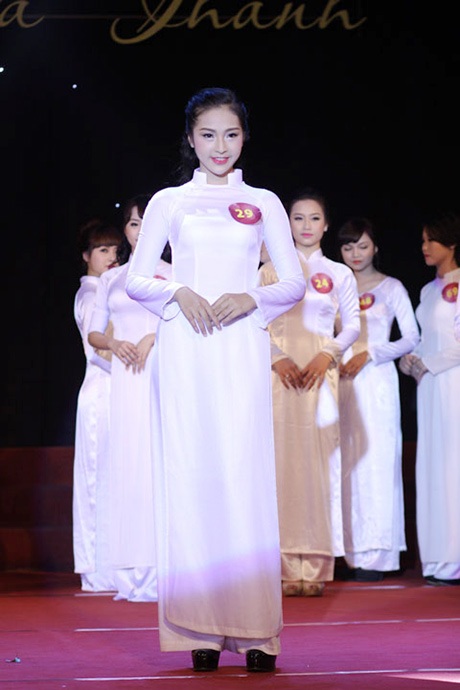 Tà áo dài trắng tinh khôi gắn liền với tuổi học trò