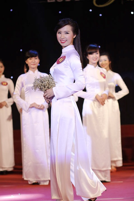 Diện mạo của các nữ sinh thay đổi nhờ những bộ trang phục dạ hội cầu kì