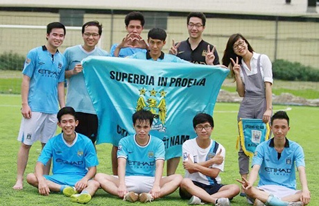 Chu Văn Tuyên (đứng giữa, cầm lá cờ) và các bạn trong CLB fan Manchester City